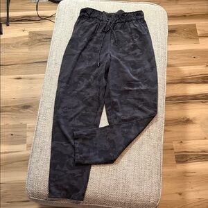 Lululemon Keep Moving‎ Pant 7/8 High-Rise Heritage 365 Camo Deep Coal Multi sz6